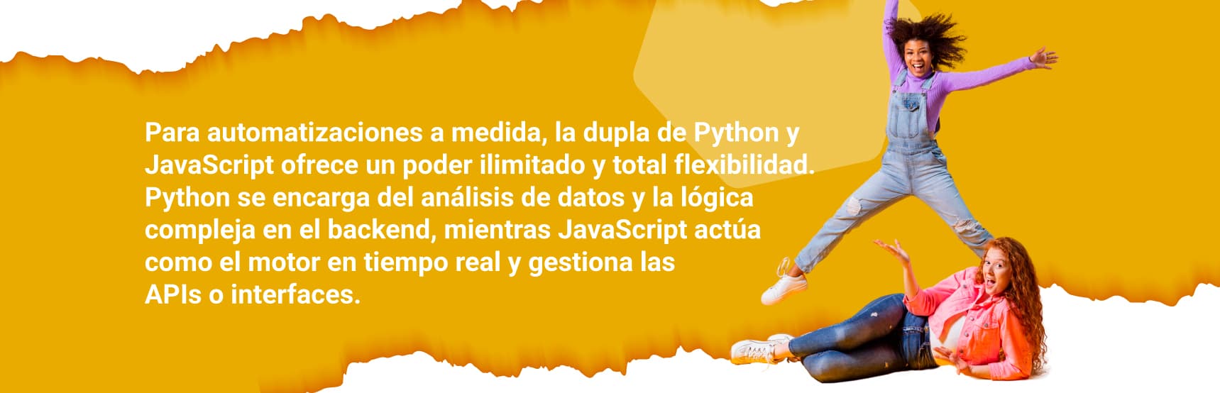 Creativo mostrando un equipo colaborando en una solución tecnológica.