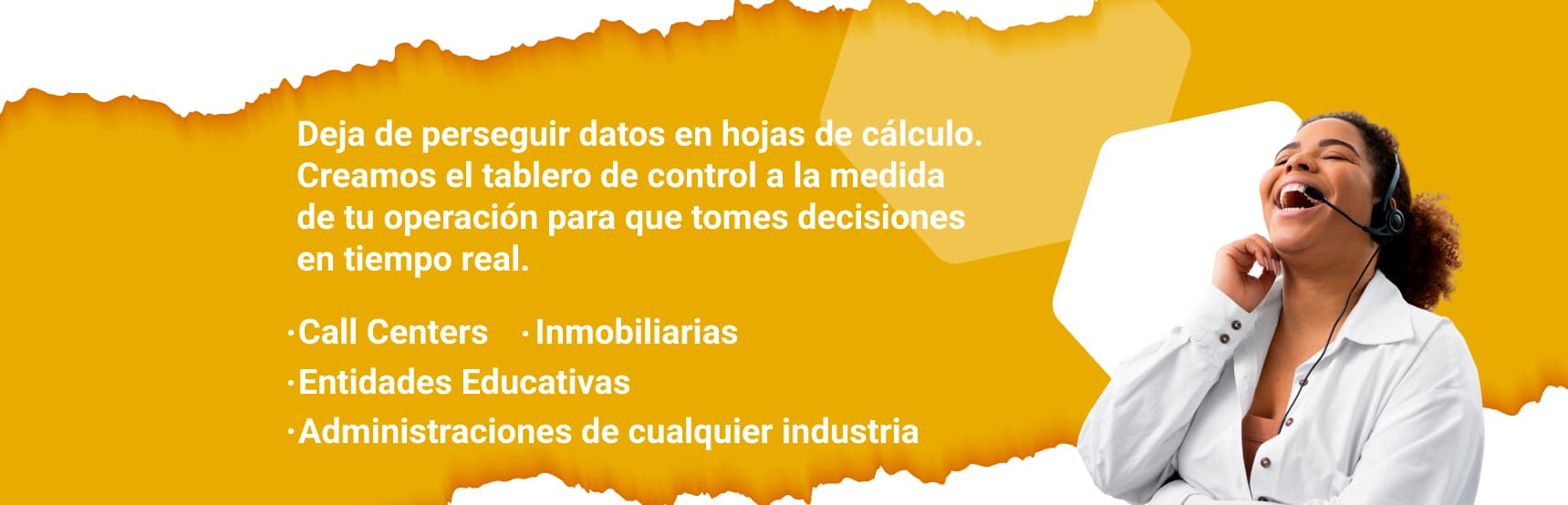 Creativo mostrando un equipo colaborando en una solución tecnológica.