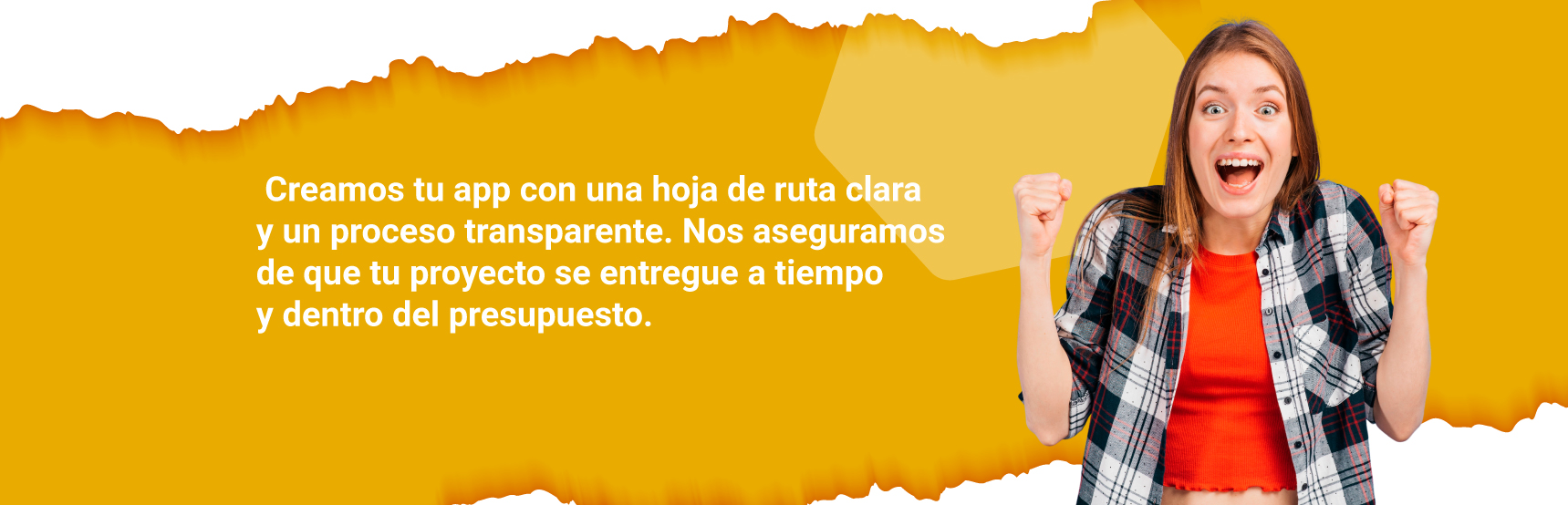 Creativo mostrando un equipo colaborando en una solución tecnológica.