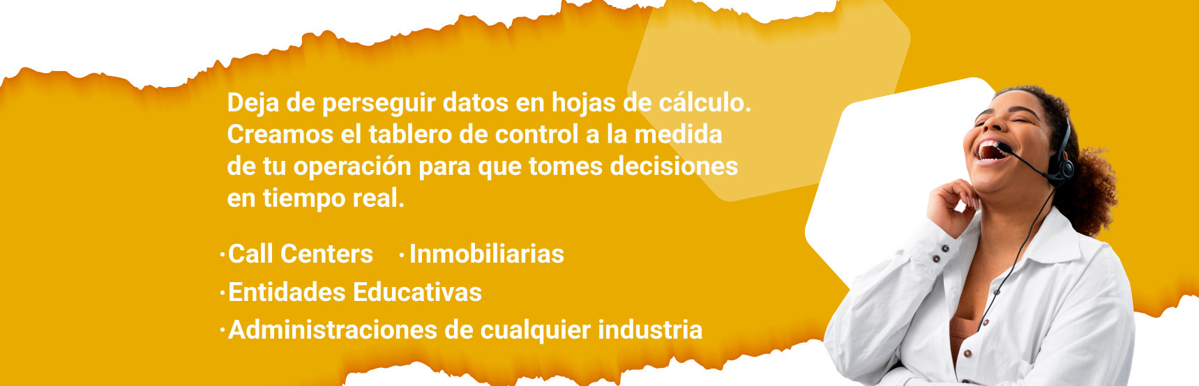 Creativo mostrando un equipo colaborando en una solución tecnológica.